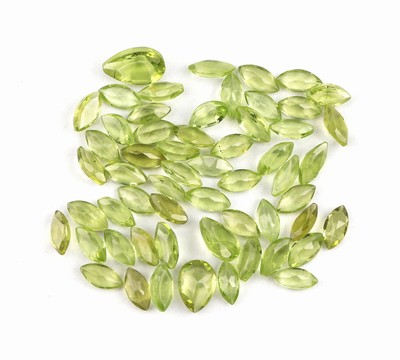Lot 48 lose Peridots, zus. ca. 18.90 ct, versch. Schliffformen, Größen und Farbnuancen