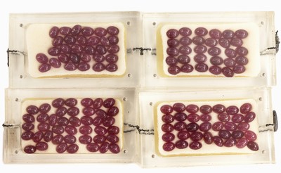 Lot lose Rubine, zus. ca. 161 ct, ovale Cabochons, versch. Farbnuancen, verplombt, Gewicht lt. Beschriftung