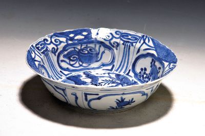 Kumme, China, wohl Wanli-Periode 1573-1620, dünnwandige Porzellan, Gänse an Teich mit Lotus, Fahne mit Felderbemalung, Unterglasurblau, min. am ...