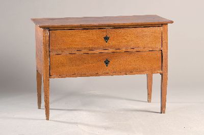 Kommode des Biedermeier, wohl Schweiz, um 1820/30, Nußbaumfurnier, zweischübig, geschwärzte Schlüsselschilde, 1 Schlüssel, EZ 3, 73x103x52 cm