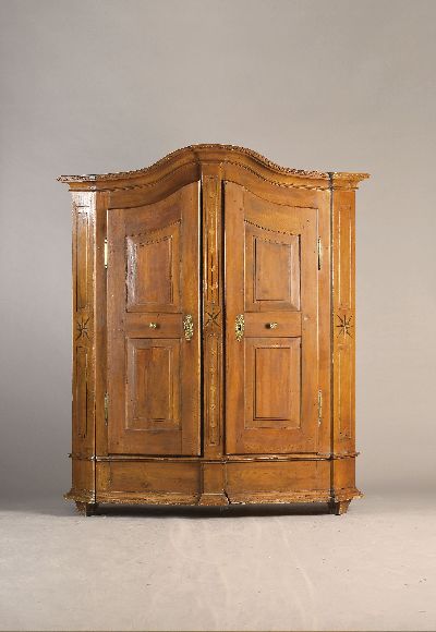 Barocker Spaltschrank mit Sternintarsien, um 1780, Kirschbaum, zweitürig, kassettiert, Messingbeschläge, Gesims mit Zahnfrieß, Riegel zum ...