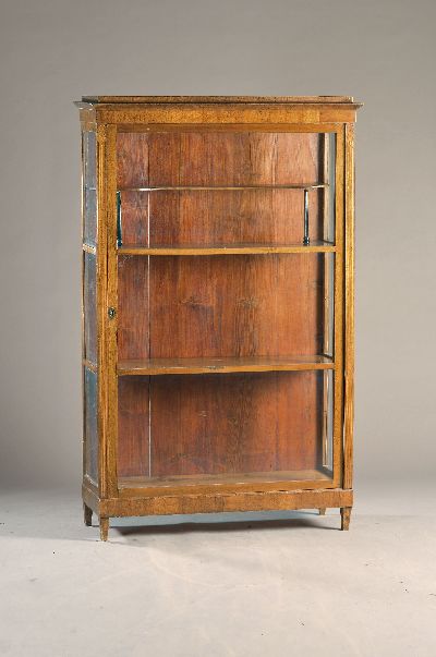 Biedermeier-Vitrine, um 1810/20, Nußbaumfurnier, dreiseitig verglast, Einlegeböden, durch Einlegearbeit angedeutete Eckpilaster mit abschließendem ...