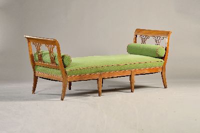 Bank im Empirestil, Frankreich, 19.Jh., Nußbaum, grüner Cordbezug, Wangen mit stilisierten Vasenmotiven, auf 8 zylindrischen Beinen 80x194x76 cm, ...