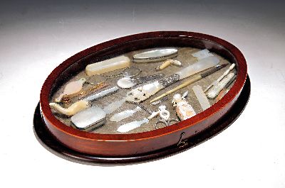 Kleine Perlmuttsammlung in Tischvitrine, 23 Perlmuttobjekte, u.a. Brieföffner, Dosen, Lorgnon, kl. Korkenzieher, Snuff-Bottle, Applikationen etc., ...