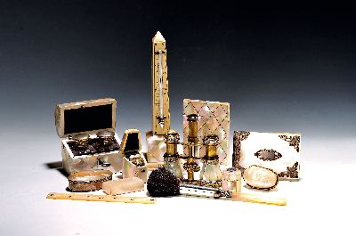 17tlg-Perlmuttsammlung, um 1900- neuzeitlich, u.a. Thermometer, kl. Fehlstelle, H. 23cm; kl. Deckeltruhe mit Tintenfässern, 7.5 x 9 cm, Fehlstellen, ...