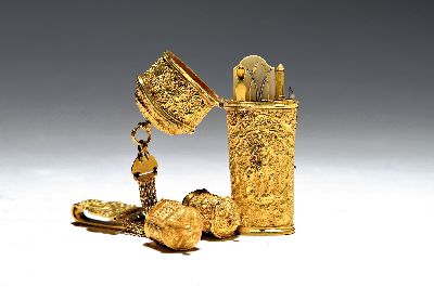 Chatelaine/Necessaire, wohl England oder deutsch, 18. Jh., Metall vergoldet, Vorder und Rückseite figürliche verziert wohl Minerva und Apollo in ...