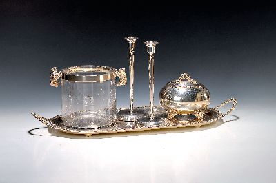 5 Teile versilbertes Tafelzubehör, Weinkühler aus Glas mit Metallmontur, Handhaben in Form von Bären, versilbert, ca. ca. 15.5 x 20.5 cm; Paar ...