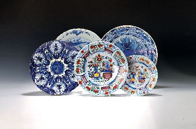 5 Fayenceteller, Delft, 18. Jh., teilweise Blau, z.T. bunt bemalt, Blumenmotive und Landschaft, l. Altersschäden, teilweise rest., D. ca. 23 - 34 cm