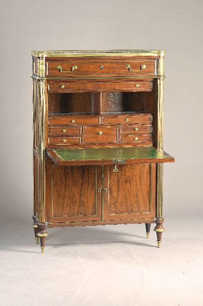 Transition-Sekretär, Frankreich, 1760/70, Mahagoni, reiche Messingapplikationen, Schreiblade, Innenaufteilung mit 9 Schüben, Unterteil zweitürig ...