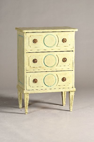 Louis Seize-Kommode, norddeutsch oder Schweden, um 1780/1800, Fichte, weiß gefasst mit mintgrünen Strukturelementen, dreischübig, ca. 87x58x35 cm, ...