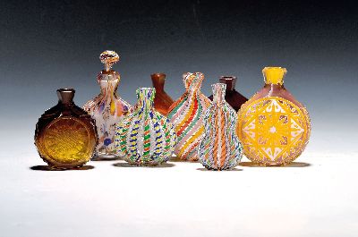 15 Schnupftabaksfläschen/Snuff-Bottles, wohl bay. Wald, um 1900 und 20. Jh., versch. Modelle aus Glas, u.a. mit bunten Einschmelzungen von Spiralen ...