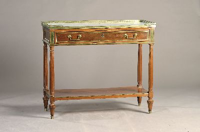 Louis Seize-Konsole, Frankreich, um 1780, Mahagoni, aufgelegte weiße Marmorplatte mit Messinggalerie, Messingapplikationen, 1 Schublade, 1 ...