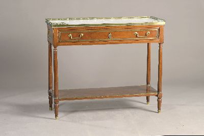 Louis Seize-Konsole, Frankreich, um 1780, Mahagoni, aufgelegte weiße Marmorplatte mit Messinggalerie, Messingapplikationen, 1 Schublade, 1 ...