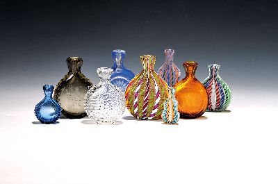 15 Schnupftabaksfläschen/Snuff-Bottles, wohl bay. Wald, um 1900 und 20. Jh., versch. Modelle aus Glas, u.a. mit bunten Einschmelzungen von Spiralen ...