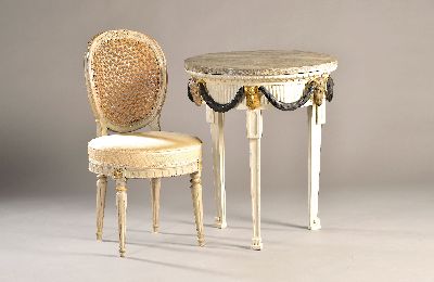 Runder Salontisch mit 2 Stühlen, norddeutsch, um 1800, Fichte, weiß gefasst, plastischer Dekor aus Widderköpfen und Festons, Holztischplatte in ...