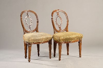 6 Louis Seize-Stühle, Frankreich, um 1770/80, Nußbaum massiv, Rückenlehne mit Eichenlaubfestons, Sitz gepolstert und bezogen, H. ca. 87 cm, EZ 2