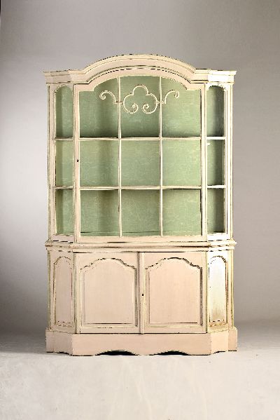 Barocke Aufsatzvitrine, Frankreich, um 1760/80, Fichte, weiß gefasst mit mintgrünen Strukturelementen, 2-tlg., Oberteil dreiseitig kassettiert ...