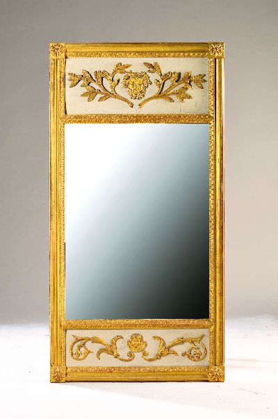 Klassizistischer Spiegel, Frankreich, um 1800, plastischer Dekor mit Bacchuskopf zwischen Olivenzweigen, Unterteil mit Grotesken, altes Spiegelglas, ...