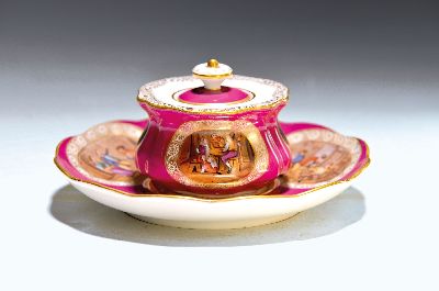 Tintenfass, Meissen, um 1860/80, Porzellan, purpurfarbener Grund, in drei Kartuschen mit bäuerlichen Wirtshausszenen bemalt, Goldstaffage, ein ...
