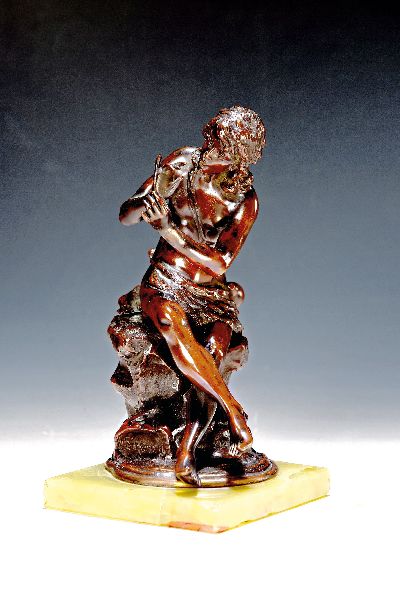 Hermann Eichberg,um 1900, Bronzefigur, Flötenspieler, Flöte fehlt, patiniert, zweiteilig, auf Onyxsockel, Höhe ca. 24cm