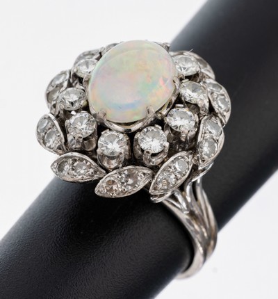 14 kt Gold Opal-Diamant-Ring, WG 585/000, Aufbau in mehreren Ebenen, mittig erhaben gefasster Opalcabochon ca. 2.0 ct, umgeben von 10 Brillanten ...