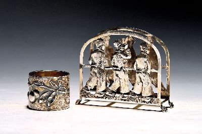 Serviettenständer und Serviettenring, deutsch, um 1900, Jugendstil, 800er Silber, mit figürlichen Darstellungen, ca. 9x11cm, Serviettenring mit ...