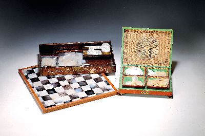Sammlung aus ca. 190 Spielsteinen/Jetons, aus Perlmutt, z.T. bezeichnet Wehist Enckeltt, Whist Trippel etc., ca. 90 Steine in einem Kästchen 19. ...