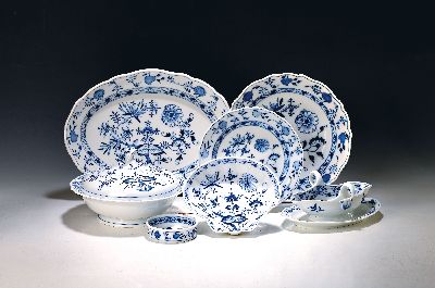 Speiseservice, Meissen, 20. Jh., Zwiebelmuster, 8 Menueteller, 6 Suppenteller, 12 Brotteller, drei ovale Platten, Sauciere, drei runde Platten, zwei ...