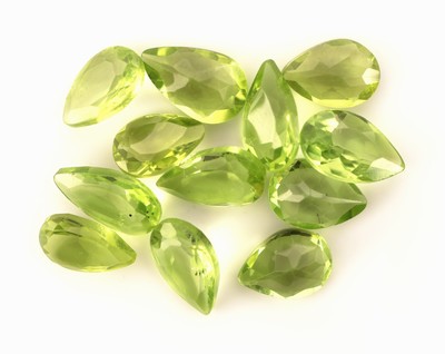 Lot 12 lose Peridots, zus. ca. 9.3 ct, facett.Tropfen, versch. Größen
