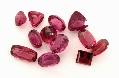 Lot 12 lose Rhodolite, zus. ca. 12.95 ct, versch. Schliffformen, Größen und Farbnuancen