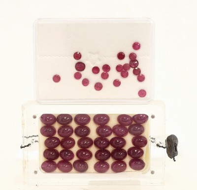Lot 50 lose Rubine, zus. ca. 67.19 ct, in versch. Schliffformen, auch Cabochons, versch. Größen