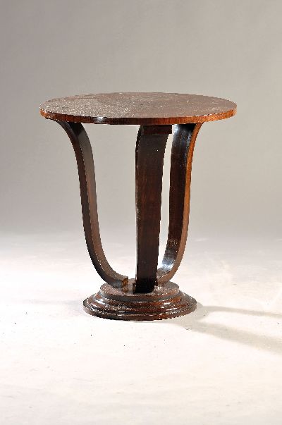 Runder Art Deco-Beistelltisch, Anfang 20.Jh. , Mahagoni, drei geschwungene Beine auf rundem Standfuß, H. 66 cm, D. 60cm, EZ 2 (Platte mit ...