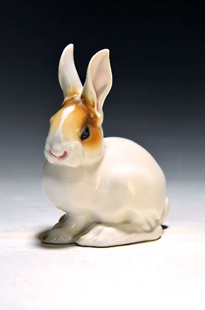Porzellanfigur, Allach, 1930er Jahre, sitzender Hase, sparsam bunt bemalt, sign. Th. Kärner, H. ca. 14.5cm