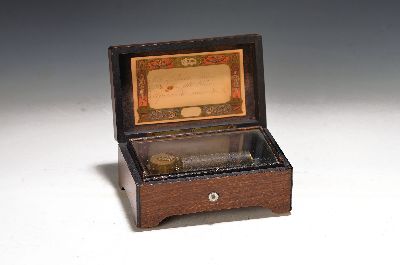 Walzenspieluhr mit drei Melodien, Schweiz, um 1900, Holzgehäuse, Glasabdeckung, Kamm ca. 6cm intakt, ca. 5.5x13.5x8.5cm