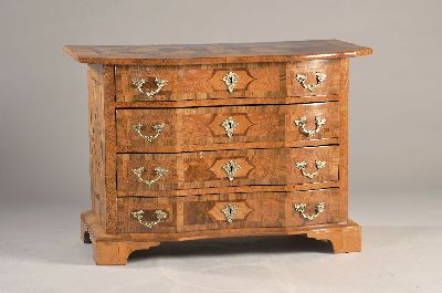 Kommode, Braunschweig, um 1720/30, Nußbaumfurnier, 4 Schubladen, weit stehende Platte, Front geschwungen, reich intarsiertes Bandelwerk in Pflaume, ...