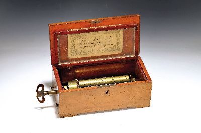 Walzenspieluhr mit drei Melodien, Schweiz, um 1900, Holzgehäuse, Glasabdeckung, Aufzug über Schlüssel, Kamm ca. 13.5cm, ein Zinken fehlt, ca. ...