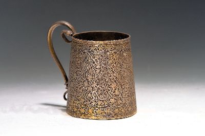 Henkelkrug aus Silber, Indien, wohl Kashmir, Anfang/Mitte 19.Jh., Silber geprüft, Reste flächiger Vergoldung, flächendeckender Dekor aus Arabesken ...