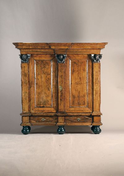 Barock-Schrank/Pilasterschrank, Braunschweig, um 1720/30, Nußbaumfurnier auf Eichekorpus, zweitürig, 2 Schubladen, weit ausladendes Gesims, ...