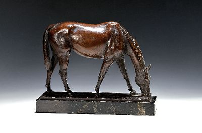 Bronzefigur von Willibald Fritsch, 1876-1948 Berlin, grasendes Pferd, naturalistische Darstellung, signiert, Marmorsockel, H. ca. 22cm, L. ca. 28cm