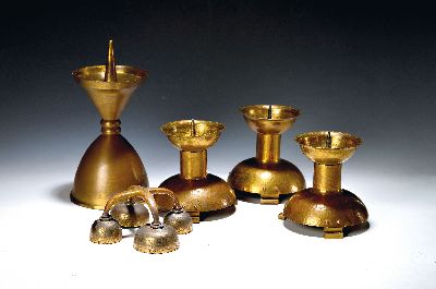 Altarleuchter und Messschelle, Speyer, frühes 20.Jh., Messing, Messschelle von Püttmann, gemarkt, 1 Klöppel fehlt; drei Altarleuchter mit ...