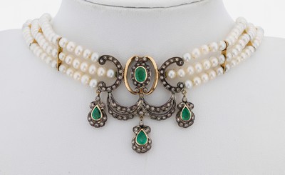 18 kt Gold und Silber Smaragd-Brillant-Perl- Collier, GG 750/000 und Silber, sogn. Kropfband, Mittelteil nach älterem Vorbild, 3 facett. ...