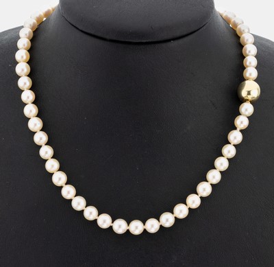 Zuchtperl-Collier mit 14 kt Gold Kugel- schließe, GG 585/000, 122 Zuchtperlen, D. ca.6-7 mm, L. ca. 90 cm, Bajonetteschließe mitl. Delle, ca. 54.7 ...