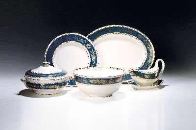 Speiseservice Columbia blue & gold, Wedgwood, England, Porzellan, für 6 Personen, 8 Menüteller D. 27,5cm, 6 Suppenteller, 6 Dessertteller D. ...