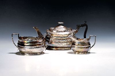 Teekanne, Zuckerschale und Sahnegießer, London, 1909, 925er Sterling Silber, klassizistische Form, Henkel und Deckelbekrönung der Kanne ...