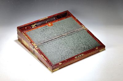 Reiseschreibkasten, England, um 1900, Mahagoni mit Messingbeschlägen, zwei Schublädchen seitlich, orig. Tintenfaß, geschlossen ca. 17x50x24cm, ...
