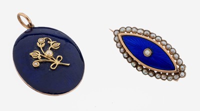 Konvolut aus Brosche und Medaillonanhänger, um1900, 1 x Brosche, GG 333/000, blaues Emailauf guillochierte Grund, umlaufend bes. mit Saatperlchen, ...