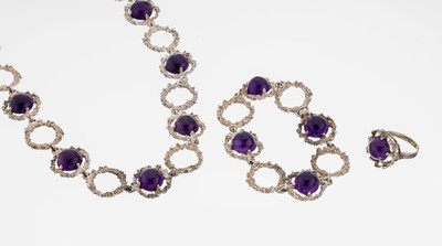 Amethyst-Schmuckset, 1960er-70er Jahre, 835er Silber, abstraktes Design, best. aus: 1 Collier, L. ca. 47.5 cm, Kastenschloss, 1 Armband, L. ca. 19.5 ...