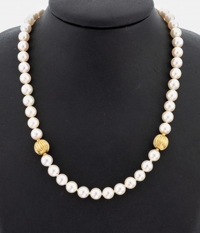18 kt Gold Perl-Collier, GG 750/000, Akoyazuchtperlen, D. ca. 7.5-7.8 mm, Collier mittels 3 Bajonetteschließen aufteilbar, 1 x 42 cm, 1 x 41 cm, ...