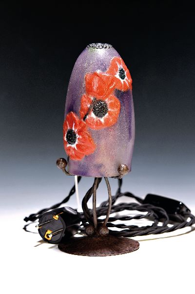 Kleine Tischleuchte, Gabriel Argy-Rousseau, um 1920, Schirm signiert, pate-de-verre in farblos, Rot, Violett und Schwarzgrau, formgeschmolzen, ...