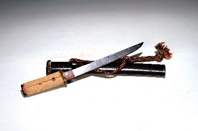 Tanto, Japan, 19.Jh., Nakago signiert "Kinju", Klingenlänge 20cm, Länge ges. ca. 30cm, Fuchi aus Bronze mit graviertem Kürbisrankenmotiv ...